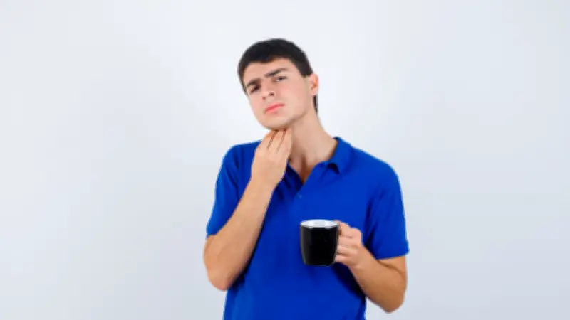 Dolor de garganta y mal sabor: síntomas ocultos del reflujo gástrico que empeoran de noche