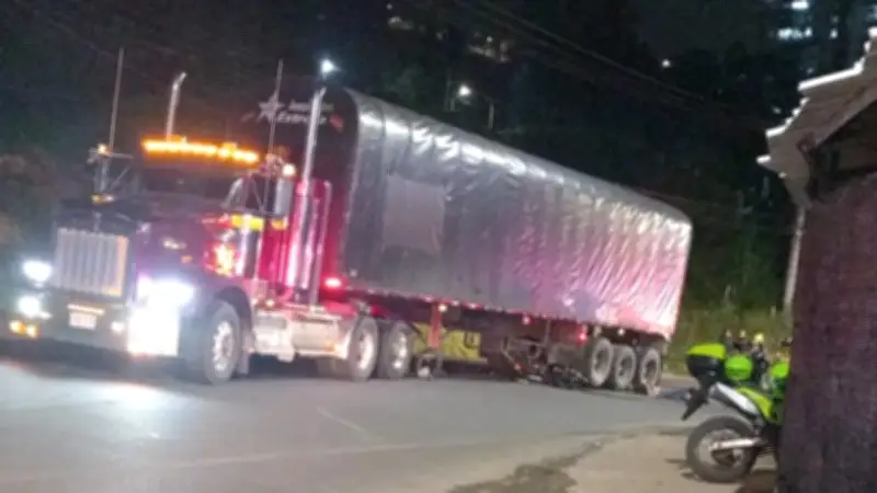 Dos menores fallecen en trágico accidente entre moto y tractocamión en La Estrella, Antioquia