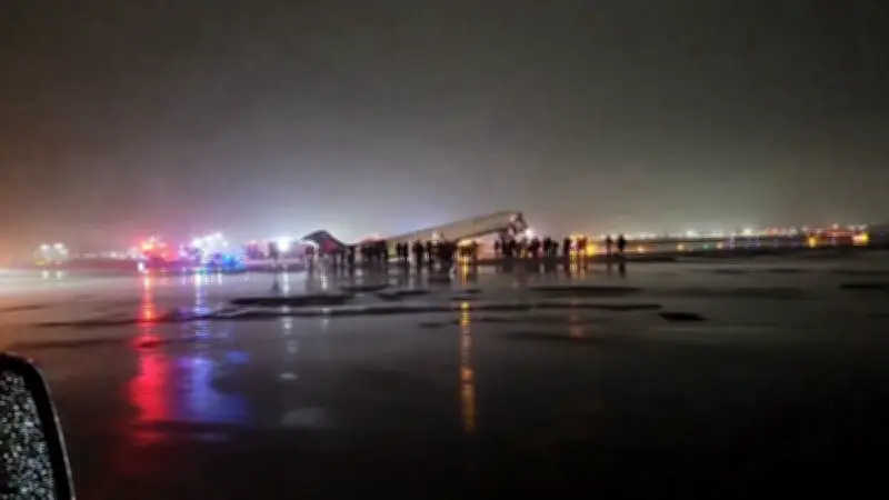 Dos muertos tras colisión de avión de Air Canada con camión de bomberos en aeropuerto LaGuardia