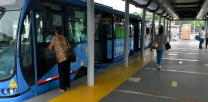 Dos mujeres protagonizan violenta pelea en bus del MIO de Cali por una silla