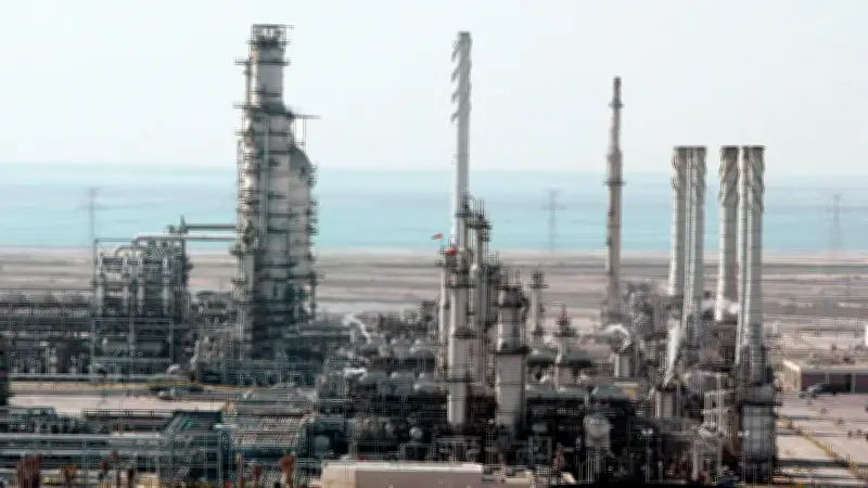 Drones iraníes atacan principal refinería de Aramco en Arabia Saudita