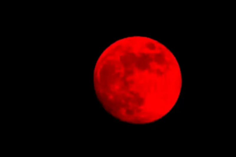 Eclipse lunar total teñirá la Luna de rojo este martes: así podrá verlo en Colombia