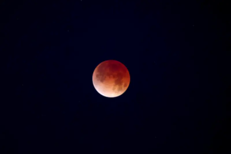 Eclipse lunar total tiñó la Luna de rojo en el amanecer colombiano