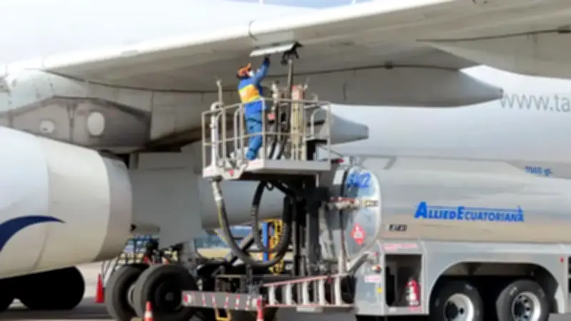 Ecuador reduce a la mitad el suministro de combustible para aviones por crisis de escasez