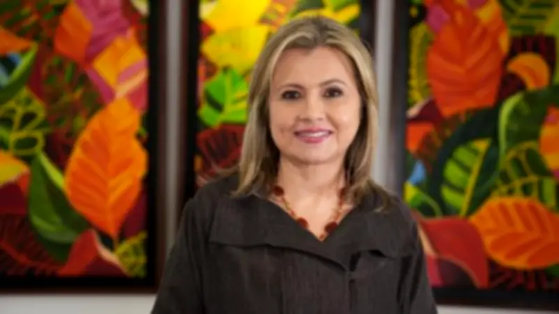 Edna Bonilla defiende el centro político y critica la politización de la educación en Colombia