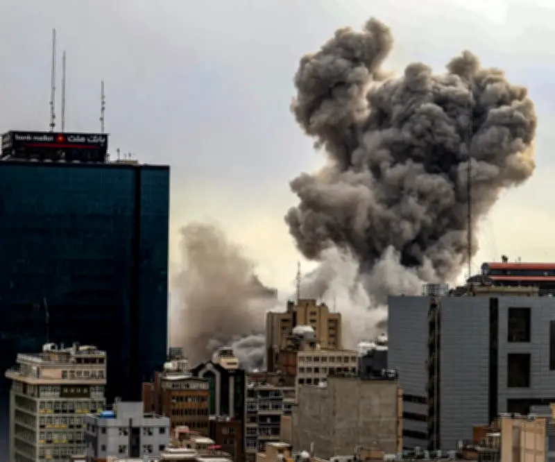 EE.UU. intensifica ataques contra Irán mientras Teherán rechaza negociaciones de paz