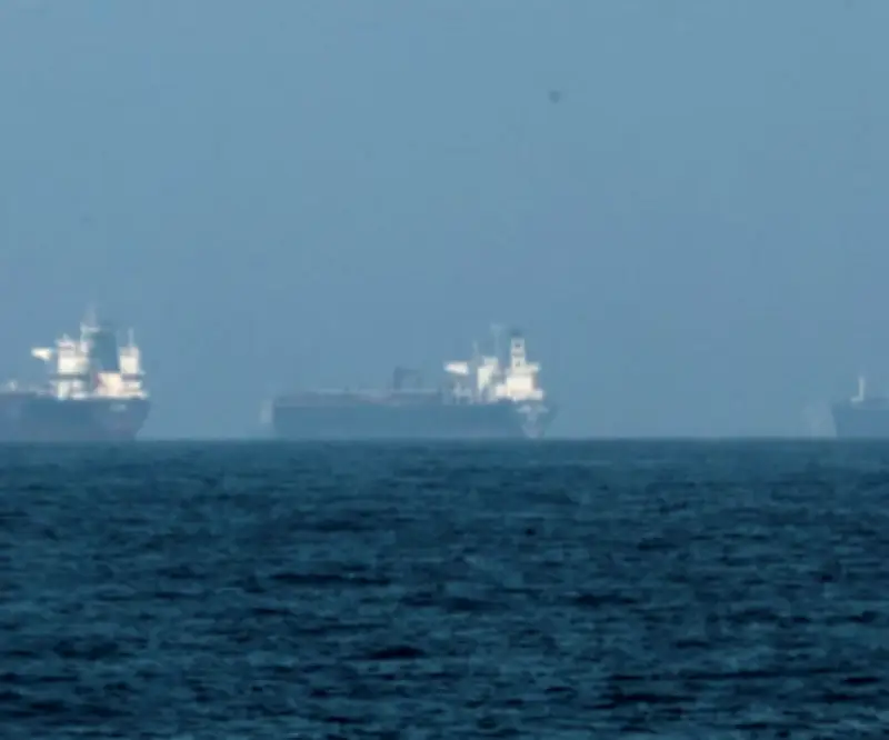 EE.UU. intensifica guerra con Irán: bombardeos en isla Kharg y amenazas sobre petróleo