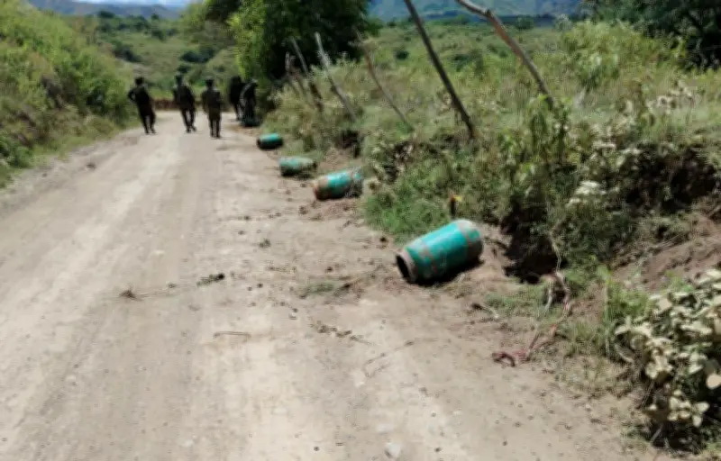 Ejército desactiva cilindros explosivos enterrados en vía de Nariño y Cauca