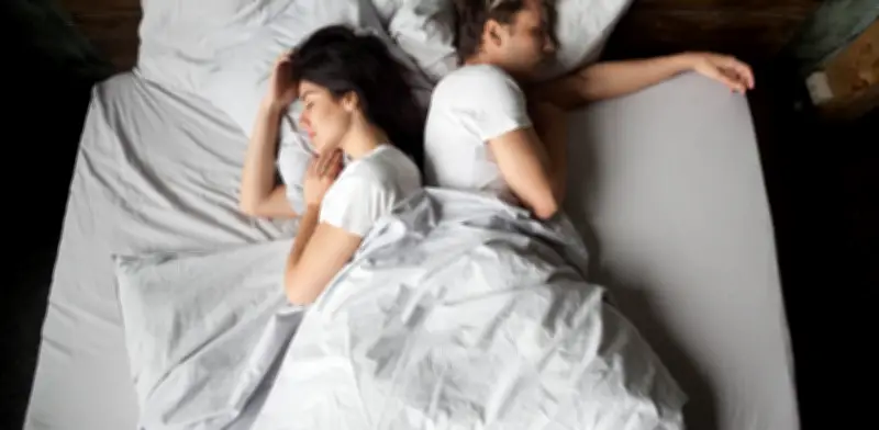 El 'divorcio del sueño' crece: 18% de parejas duermen separadas por problemas de descanso