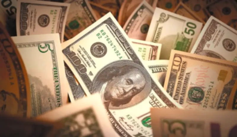 El dólar inicia en baja en Colombia con una TRM que registra un leve aumento