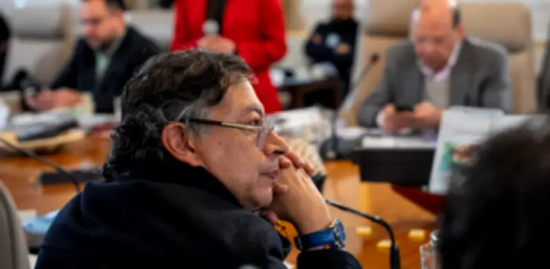 El 'espejo retrovisor' de Petro: cómo usa decisiones pasadas para explicar crisis actuales en campaña