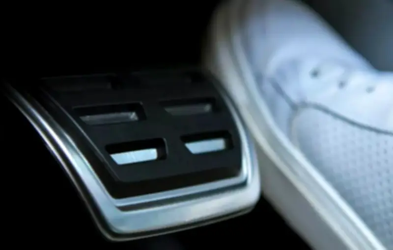 El freno regenerativo: cómo los autos eléctricos transforman la desaceleración en energía