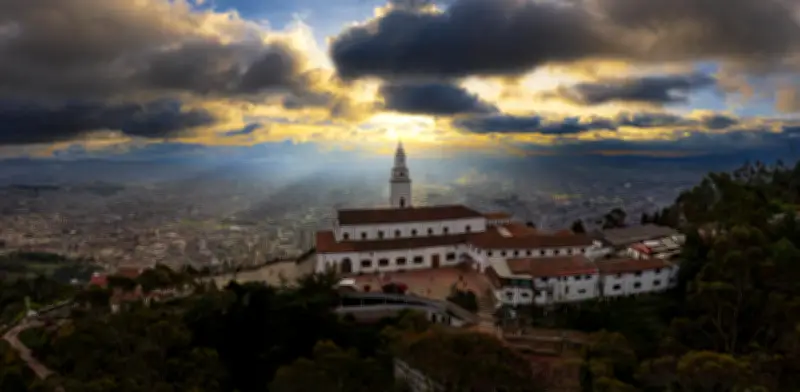 El mito de Monserrate: ¿Por qué las parejas que suben juntas terminan separándose?