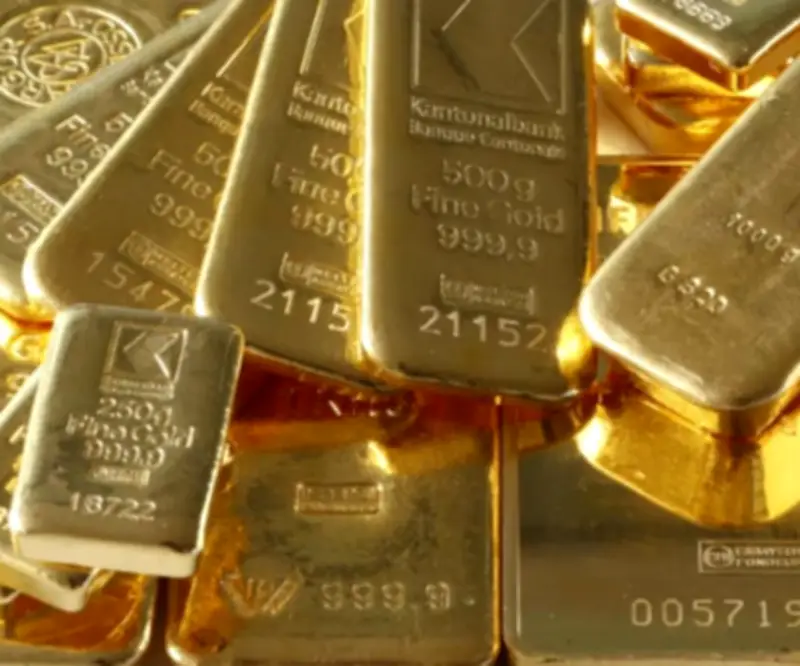 El oro sube 2% tras caída del petróleo que alivia temores inflacionarios