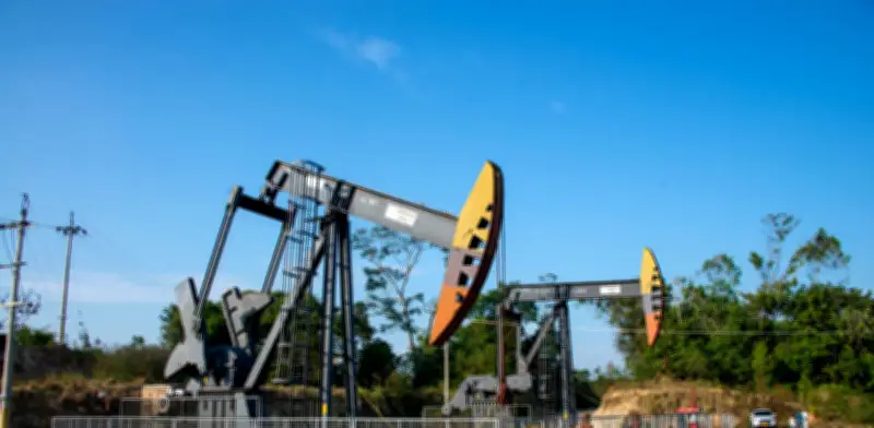 El petróleo WTI supera los 100 dólares por la guerra con Irán, con un alza del 60%