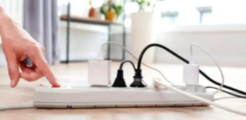 El riesgo oculto de dejar cargadores enchufados: Consumo fantasma y peligro de incendios