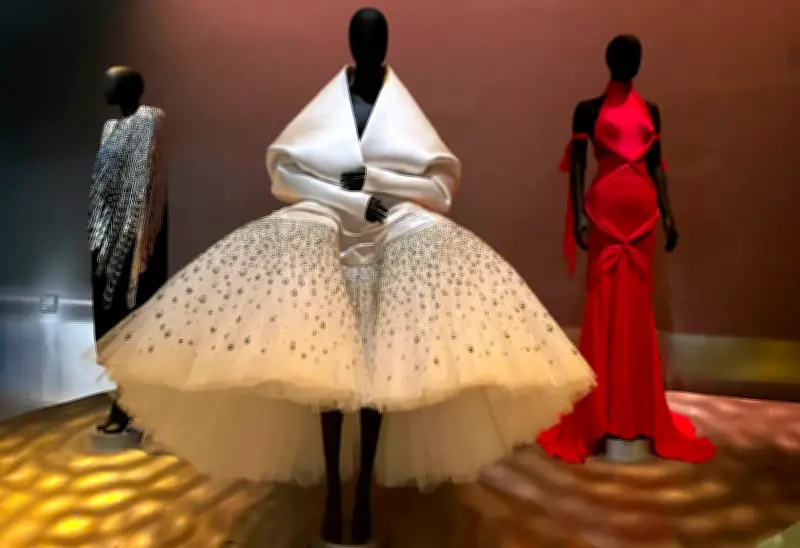 Elsa Schiaparelli: La diseñadora que convirtió la moda en arte surrealista llega al Victoria & Albert