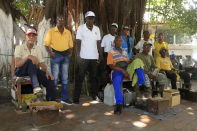 Embolar zapatos en Cartagena: un oficio tradicional que lucha por no desaparecer