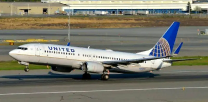 Emergencia aérea: Avión de United Airlines con 250 pasajeros aterriza por alerta de incendio en Los Ángeles