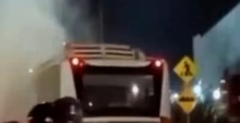 Emergencia en bus de Transcaribe en Cartagena: Fuga de aceite genera humo y evacuación