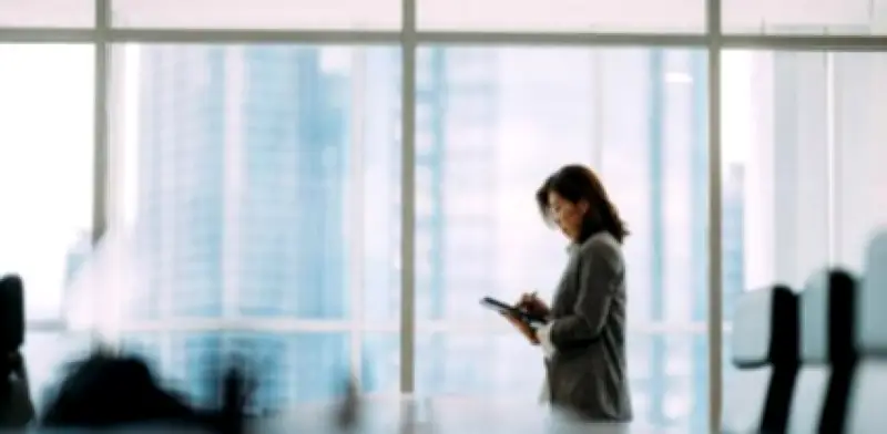 Empresas enfrentan crisis de talento y desalineación en adopción de IA según estudio global