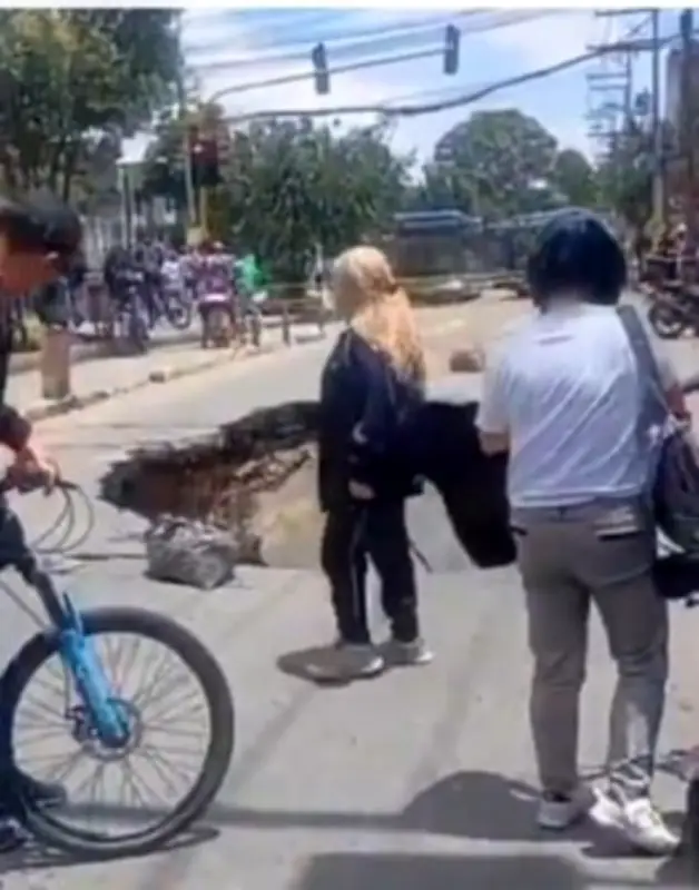 Enorme socavón en vía de Suba, Bogotá, genera caos vial y riesgo para peatones