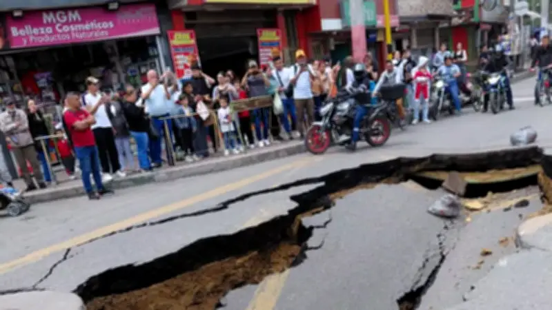 Enorme socavón se abre en Suba: conductor evita caer por segundos en dramático incidente
