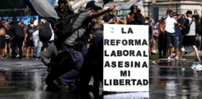 Entra en vigor la reforma laboral de Milei que modifica indemnizaciones y genera polémica en Argentina