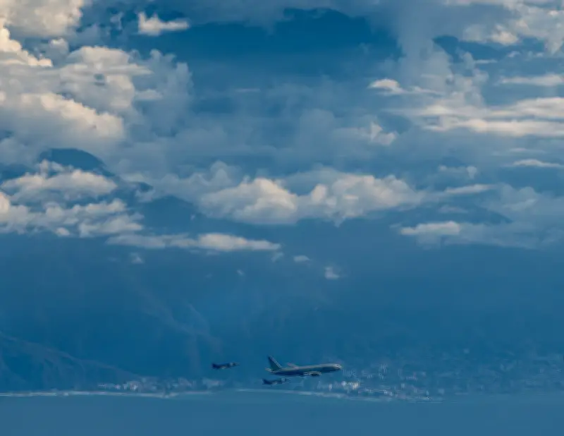 Estados Unidos muestra imágenes de aviones de guerra en sobrevuelo frente a Venezuela