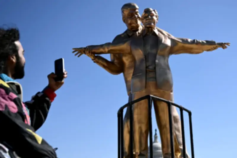 Estatua satírica de Trump y Epstein reaparece en Washington tras nuevas acusaciones