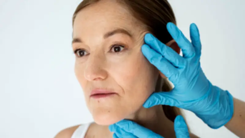 Estrés y falta de sueño identificados como posibles causas de parálisis facial