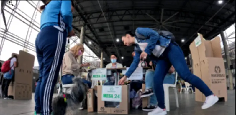 Estudio revela: 62% de colombianos percibe debilitamiento de la democracia por desinformación