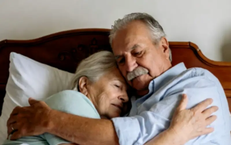 Estudio revela desigualdades de género en la intimidad de adultos mayores en Colombia