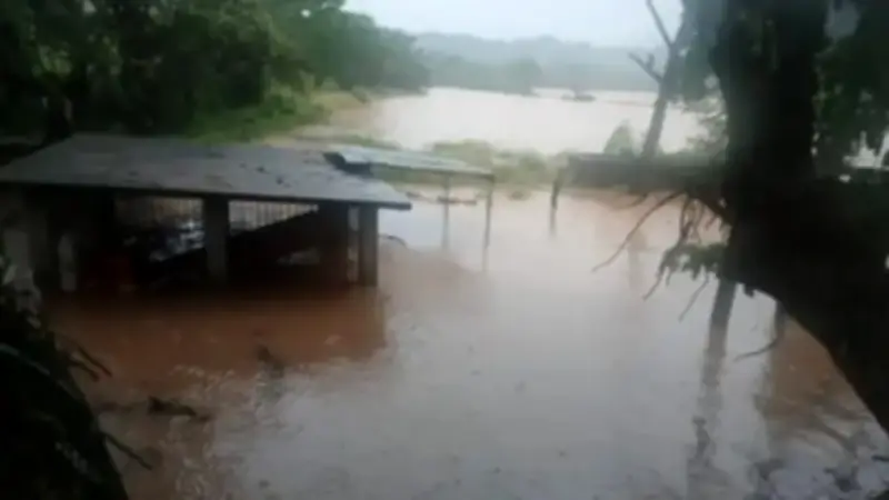 Exdirector de la DIAN acusa al Gobierno de usar tragedia por lluvias como 'chequera'