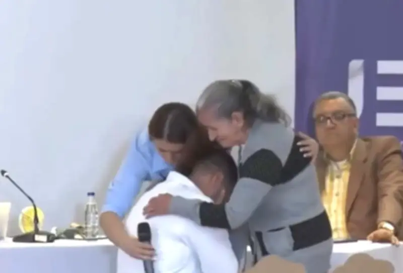 Exmilitar se arrodilla y llora ante familia de víctima de falsos positivos en audiencia de la JEP en Medellín