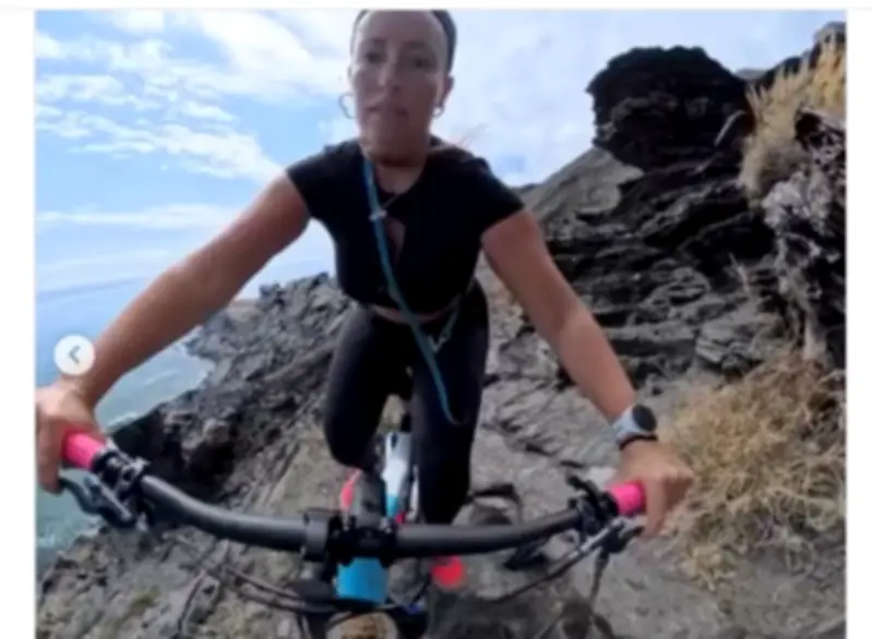 Exmodelo de OnlyFans evita caída mortal en acantilado durante paseo en bicicleta; video se viraliza