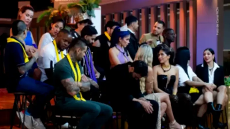 Exparticipantes de La Casa de los Famosos confirman su relación en vivo en programa de televisión