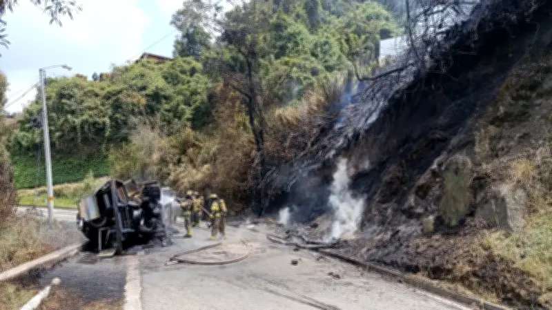 Explosión de carrotanque con GLP en vía Bogotá-La Calera moviliza a bomberos y policía