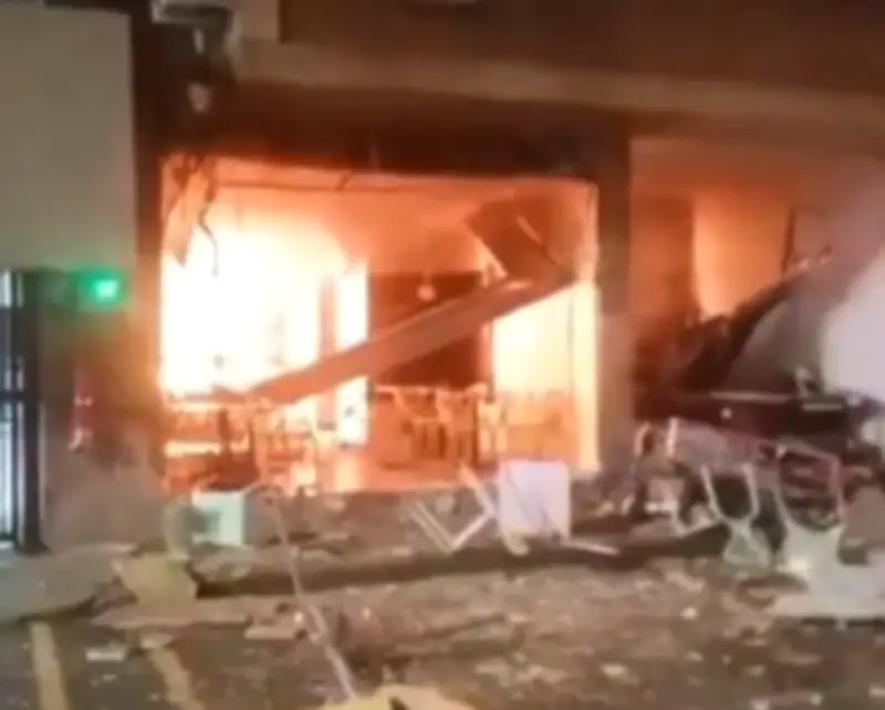 Explosión e incendio en restaurante de Cali deja mujer herida y afecta locales comerciales