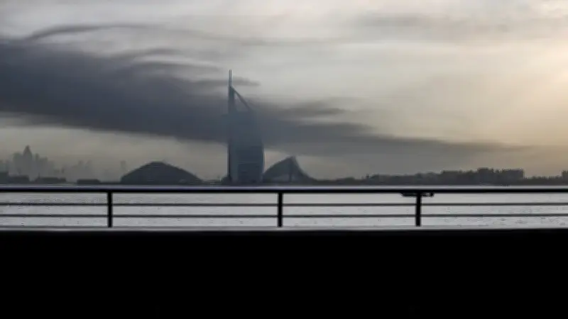 Explosiones sacuden centro financiero de Dubai; detienen a personas por compartir imágenes