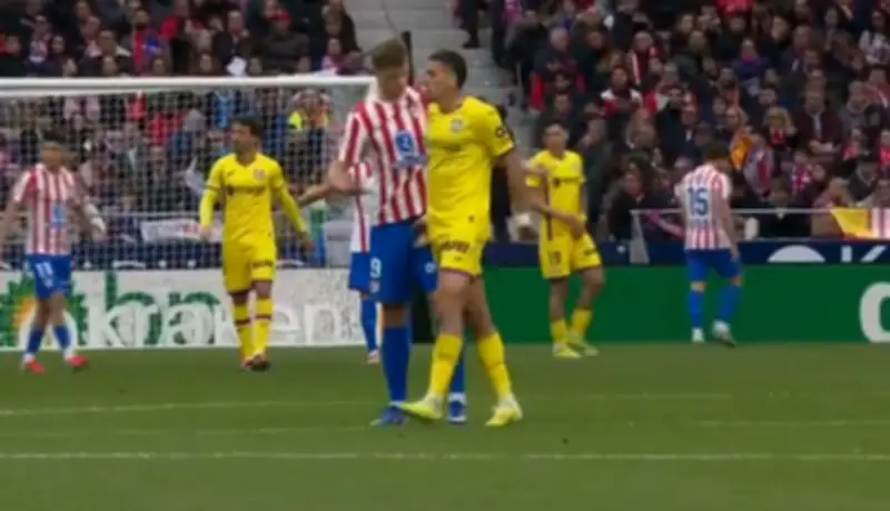 Expulsión insólita en LaLiga: futbolista pellizca genitales de rival y causa escándalo