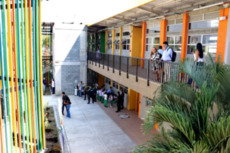 Exsecretario de Educación de Cali pide transformar escuelas existentes en lugar de construir nuevas