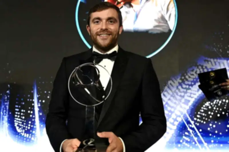 Fabrizio Romano enfrenta críticas por usar su influencia en redes para promoción pagada