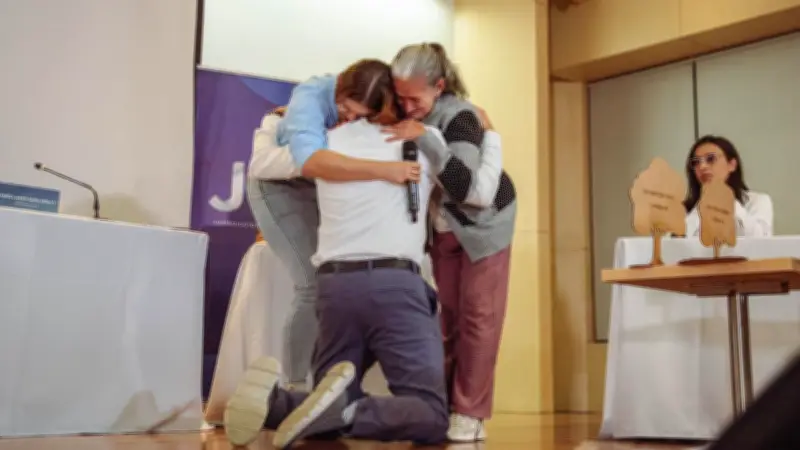 Familia abraza a exmilitar responsable de ejecución extrajudicial en audiencia de la JEP en Medellín