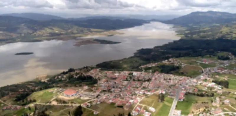Familia sufre grave accidente en embalse de Tominé tras choque con moto acuática en Guatavita