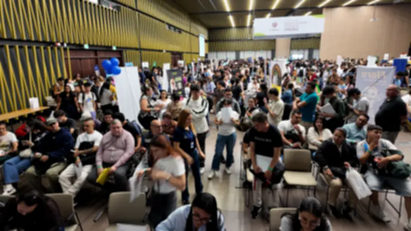 Feria de empleo 'Camello Sí Hay' en Bucaramanga atrae multitud con 4.000 vacantes