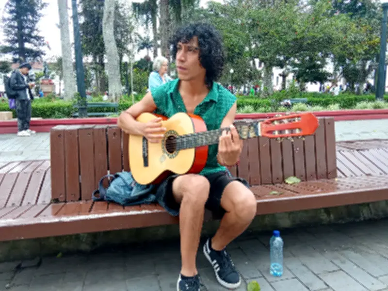 Fernando Ducato: El artista argentino que llena de rock el Parque Caldas de Popayán
