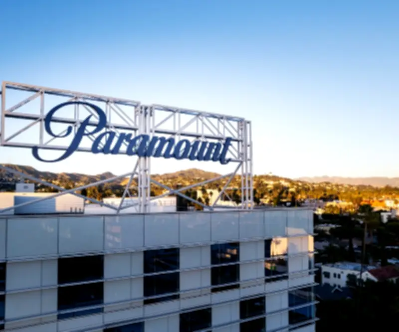 Fitch degrada a basura la deuda de Paramount tras acuerdo de compra de Warner Bros.