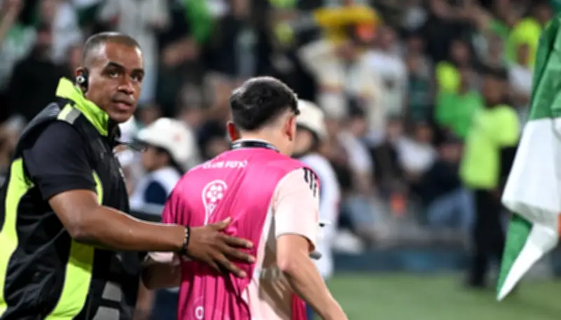 Fotógrafo de Millonarios agredido por hinchas de Nacional en Medellín; incidente desata críticas