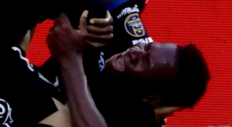 Fractura grave en LigaPro: Arroyo lesionado tras violenta entrada en Ecuador